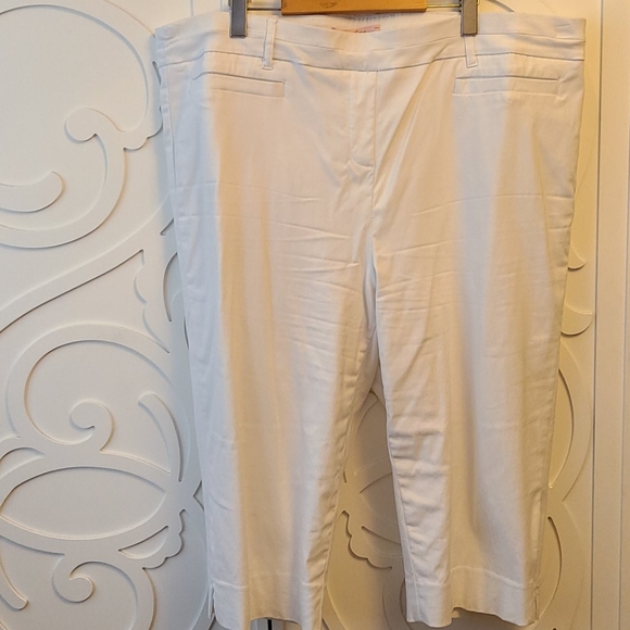 ππHOST PICKπ 3 for $30 π White Capri Pants - Size 24 - Picture 1 of 6